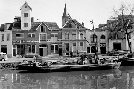 854260 Gezicht op Van Rijn's Mosterdfabrieken (Nieuwekade 12, links) en de panden Nieuwekade 13 en 14 te Utrecht, met ...